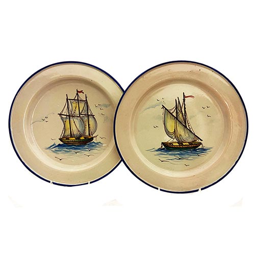 Sub.:22 - Lote: 334 -  Dos platos en cermica con decoracin de barcos. Con sello en la base.