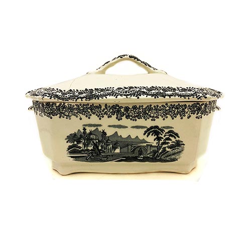 Sub.:22 - Lote: 335 -  Sopera con tapa en cer�mica de La Cartuja, Sevilla, Pickman. Consolidado.