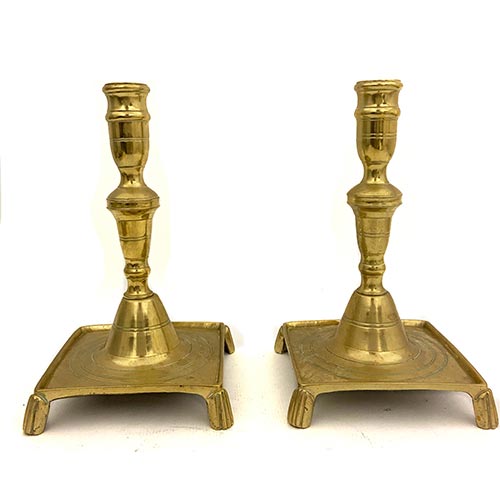 Sub.:22 - Lote: 1322 -  Pareja de candeleros en bronce con base cuadrada y patas simulando garras. S. XVIII.