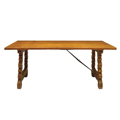 Sub.:22 - Lote: 1398 -  Mesa de pata de lira con fiador de hierro.