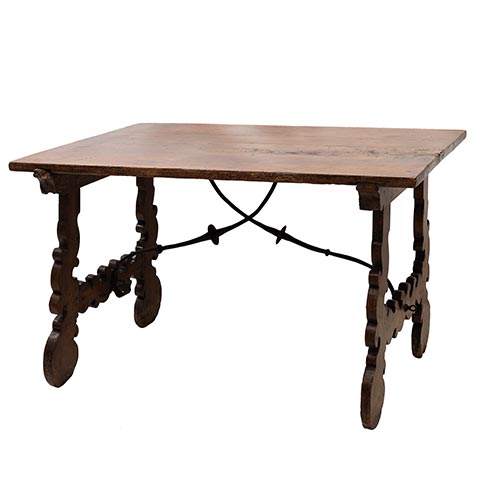 Sub.:22 - Lote: 307 -  Mesa de pata de lira en madera de nogal con fiadores de hierro posteriores. S.XVIII.