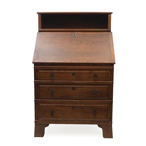 Sub.:22 - Lote: 1396 -  Escritorio en madera de casta�o, con tapa abatible y cajones en el interior. A�os 50.