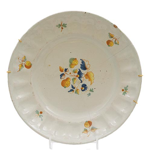 Sub.:22 - Lote: 230 -  Plato en cer�mica de Alcora, serie Ramito, Valencia. S. XVIII.
