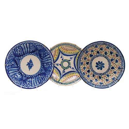 Sub.:22 - Lote: 1338 -  Tres platos realizados en cer�mica de Manises del siglo XIX.