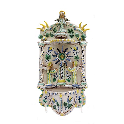 Sub.:22 - Lote: 205 -  Aguabenditera realizada en cer�mica con �ngeles custodias en relieve.