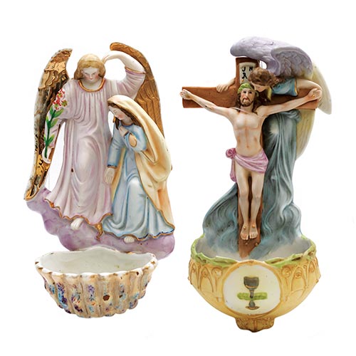 Sub.:22 - Lote: 326 -  Dos aguabenditeras en biscuit. 