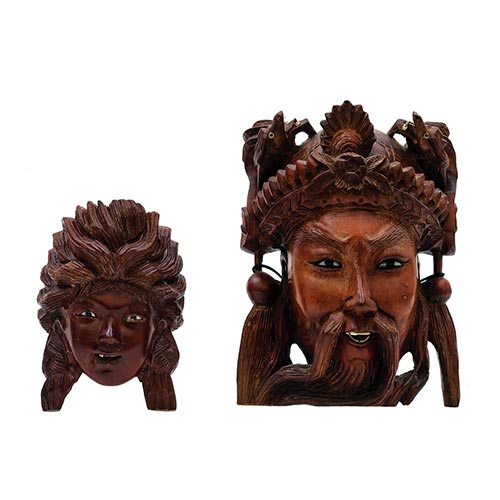 Sub.:22 - Lote: 1405 -  Dos m�scaras orientales en madera natural tallada.