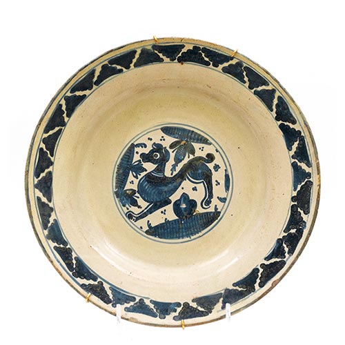 Sub.:22 - Lote: 1364 -  Plato en cer�mica blanca y azul de Villafeliche. S. XVII.