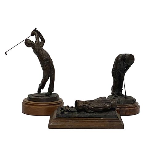 Sub.:22 - Lote: 1466 -  Tres esculturas con motivos de golf en bronce de Antonio Cohello de Portugal. Con firma en la base.