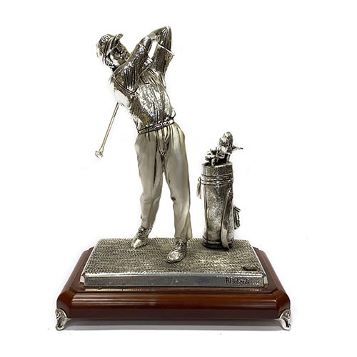 Sub.:22 - Lote: 320 -  Figura de golf en metal plateado con base en madera. Zeta studio d�arte. Con firma de A. Alabardi.