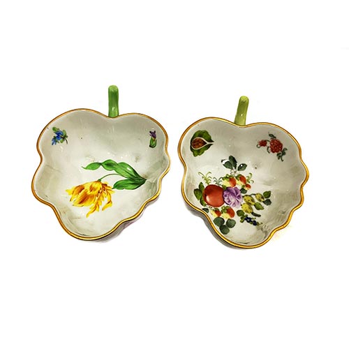 Sub.:22 - Lote: 336 -  Pareja de catavinos realizados en porcelana pintada a mano. Con forma de racimo de uvas.