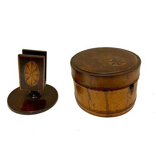 Sub.:22 - Lote: 1383 -  Porta cerillas de chimenea realizado en madera de caoba y limoncillo con detalle de estrella en marqueter�a y caja circular con rosa de los vientos en marqueter�a en el interior porta una peque�a copa como recipiente.