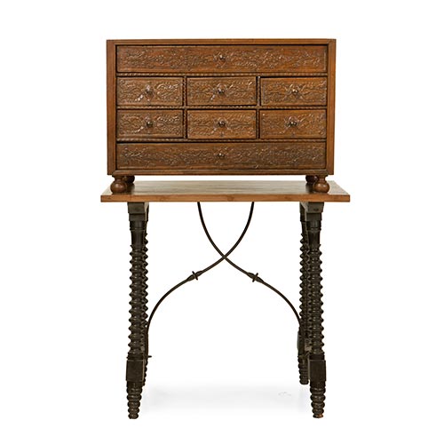 Sub.:22 - Lote: 1319 -  Bargue�o en madera de nogal, Andaluc�a, S. XIX. Decoraci�n tallada de motivos vegetales en cuatro hileras de cajones. 