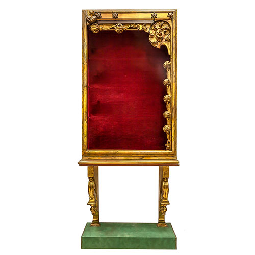Sub.:23 - Lote: 1227 -  Mueble asociado. Parte alta como expositor en madera tallada y dorada que reposa sobre dos mnsulas del siglo XVIII.