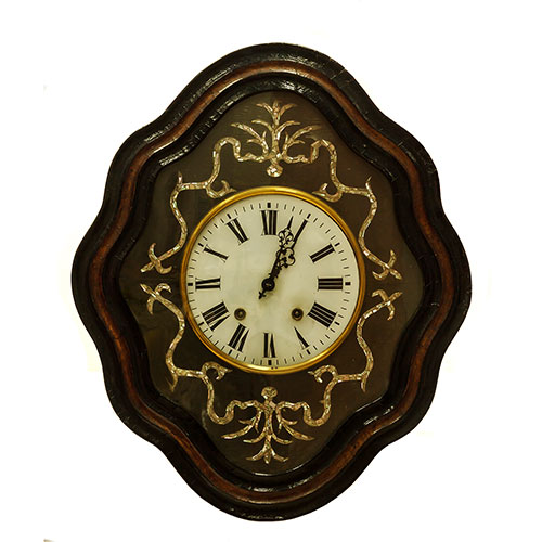 Sub.:23 - Lote: 270 -  Reloj de ojo de buey con decoracin de ncar y esfera esmaltada con numeracin romana.