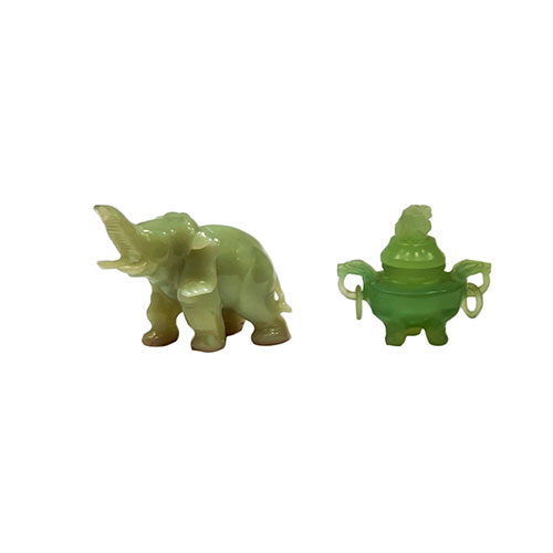 Sub.:23 - Lote: 1181A -  Elefante y sahumador. Lote de dos figuras en jade verde. 