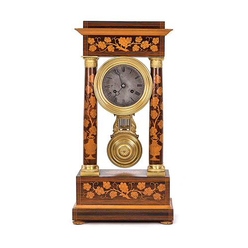 Sub.:23 - Lote: 181 -  Reloj de columnas en madera con motivos en marquetera, S.XIX. Con pndulo y llave.