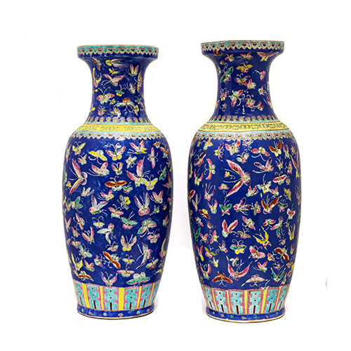 Sub.:23 - Lote: 180 -  Pareja de jarrones azules realizados en porcelana china esmaltada con decoracin de mariposas.