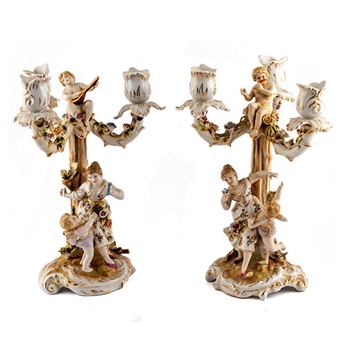 Sub.:23 - Lote: 176 -  Pareja de candeleros de tres luces con damas y ngeles en porcelana. 