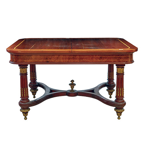 Sub.:23 - Lote: 185 -  Mesa de comedor extensible realizada en madera con marquetera de limoncillo y aplicaciones en bronce dorado.