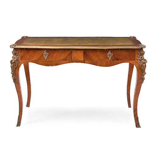 Sub.:23 - Lote: 1303 -  Bureau plat estilo Luis XV en madera de nogal, tapa de cuero y aplicaciones de bronce con figuras de nios. 