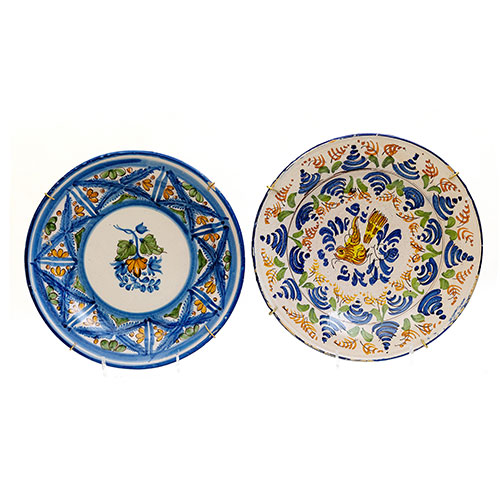 Sub.:23 - Lote: 162 -  Cuatro platos modernos en cermica de Manises con diferentes decoraciones.