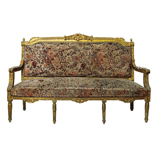 Sub.:23 - Lote: 219 -  Canap modelo Luis XVI en madera tallada y dorada con tapicera floral.
