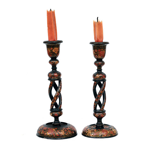 Sub.:23 - Lote: 1107 -  Pareja de candeleros en madera pintada de flores. 1900.