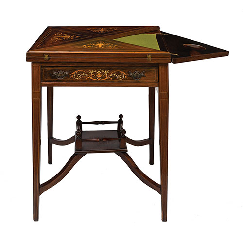 Sub.:23 - Lote: 382 -  Mesa de juego de poca de Eduardo VII, modelo de pauelo, en madera de palosanto y limoncillo. Inglaterra, ca. 1900.