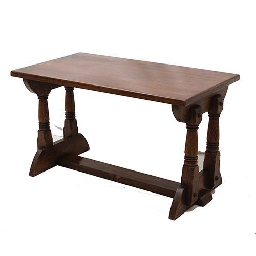 Sub.:23 - Lote: 1149 -  Pequea mesa auxiliar realizada en madera de castao.