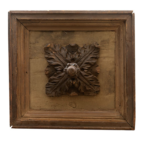 Sub.:23 - Lote: 1127 -  Dos plafones de Artesonado en madera de pino con rosetones tallados y enmarcado moldurado. Siglo XVI.