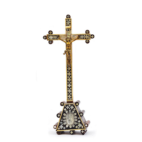 Sub.:23 - Lote: 321 -  Crucifijo en bronce y cruz en n�car sobre madera. Trabajo de Jerusal�n.