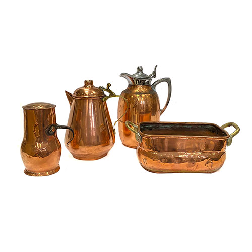 Sub.:23 - Lote: 1202 -  Lote de cuatro objetos en cobre. Dos jarras, una chocolatera y una fuente.