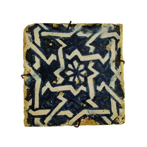 Sub.:23 - Lote: 1262 -  Azulejo en cermica de Manises. Siglo XVI. Inscripcin al dorso Palacio Ducal de Ganda.