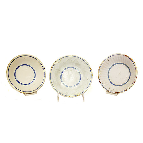 Sub.:23 - Lote: 434 -  Tres platos en cermica blanca y decoracin azul.