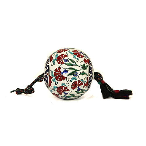 Sub.:23 - Lote: 1160A -  Bola de cermica iznik con decoracin de color rojo verde azul sobre blanco, con cuerda gruesa de colores.