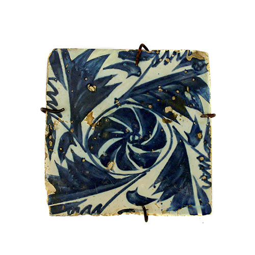 Sub.:23 - Lote: 174 -  Azulejo en Cermica decoracin floral azul sobre blanco. Faltas.