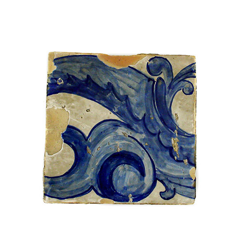 Sub.:23 - Lote: 171 -  Cermica con decoracin floral azul sobre fondo blanco. Faltas.