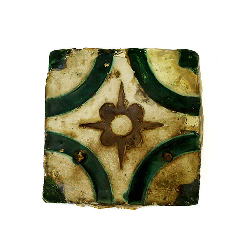 Sub.:23 - Lote: 172 -  Cermica con decoracin verde y marrn sobre fondo blanco.