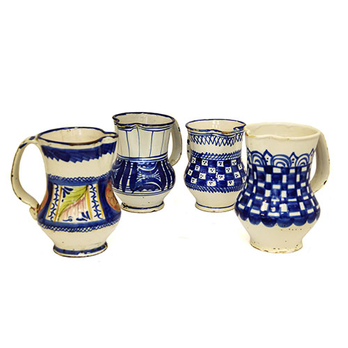 Sub.:23 - Lote: 1271 -  Cuatro jarras en cermica de Manises con decoracin en tonos azules. Faltas.