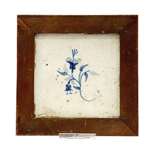 Sub.:23 - Lote: 158 -  Baldosa en cermica aragonesa enmarcada decorada con flor azul sobre fondo blanco.