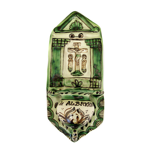 Sub.:23 - Lote: 155 -  Aguabenditera verde con motivo decorativo de calvario, recuerdo de Albarracn. Firmado 