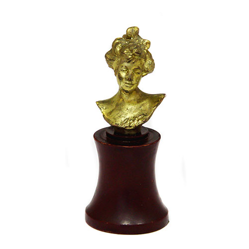 Sub.:23 - Lote: 420 -  Busto modernista de mujer en calamina dorada del siglo XIX.