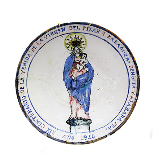Sub.:23 - Lote: 483 -  Plato de la Virgen del Pilar en cermica pintada. Restaurado.
