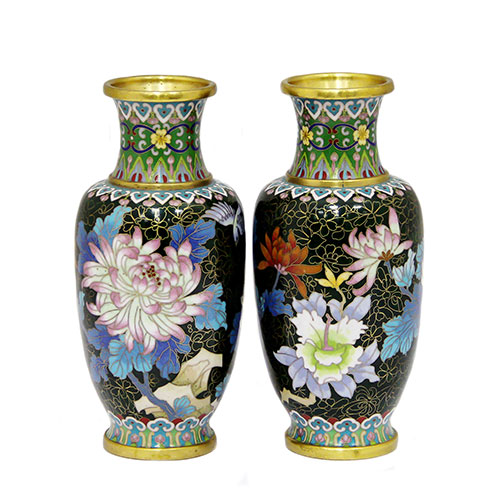 Sub.:23 - Lote: 342 -  Dos jarronesen de cloissone con temas florales de estilo oriental.