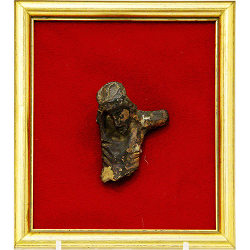Sub.:23 - Lote: 1281 -  Fragmento de Cristo gtico en barro con marco dorado.