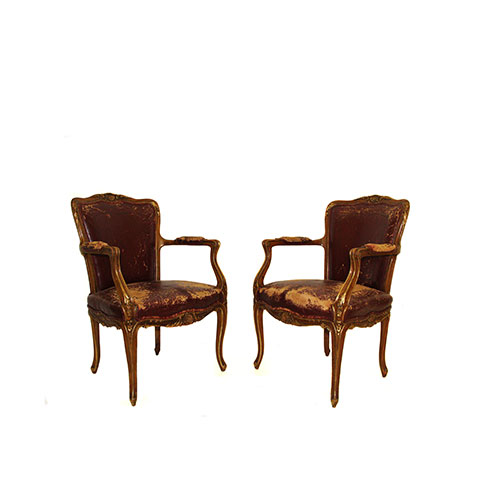 Sub.:23 - Lote: 315 -  Pareja de sillones estilo Luis XV con tapicera en cuero granate. 
