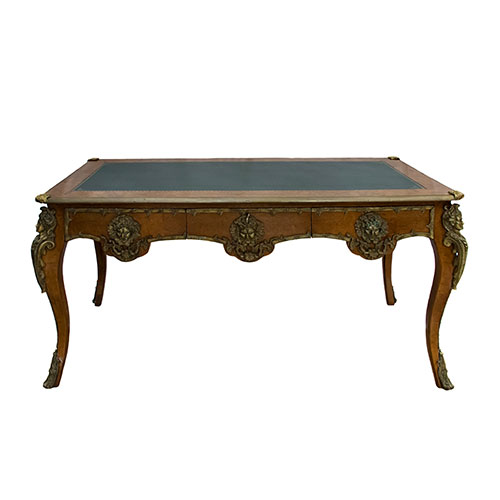 Sub.:23 - Lote: 1162 -  Mesa de despacho estilo Luis XV en madera de raz con tapa de cuero y aplicaciones de bronce. Siglo XX.
