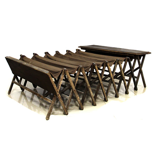 Sub.:23 - Lote: 1125 -  Antigua cama militar plegable de campaa realizada en lona. Estructura de madera. Posiblemente de la Guerra Civil.