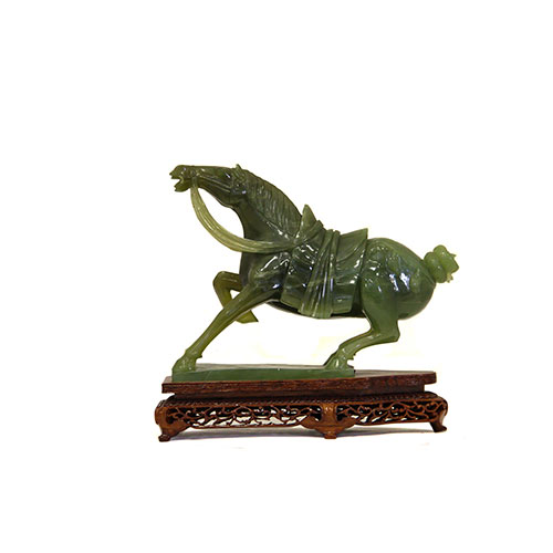 Sub.:23 - Lote: 400 -  Caballo Tang en jadeita con base en madera tallada.